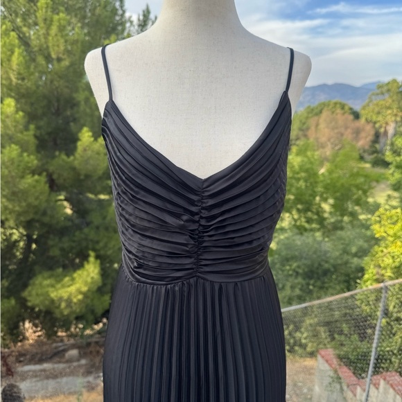 NWOT Petal & Pup Size 4 Pleated Naira Maxi Dress - Picture 2 of 8